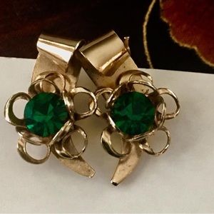 4971 VTG EARRINGS Screwback Goldtone With Emerald Green Stones Screw Back